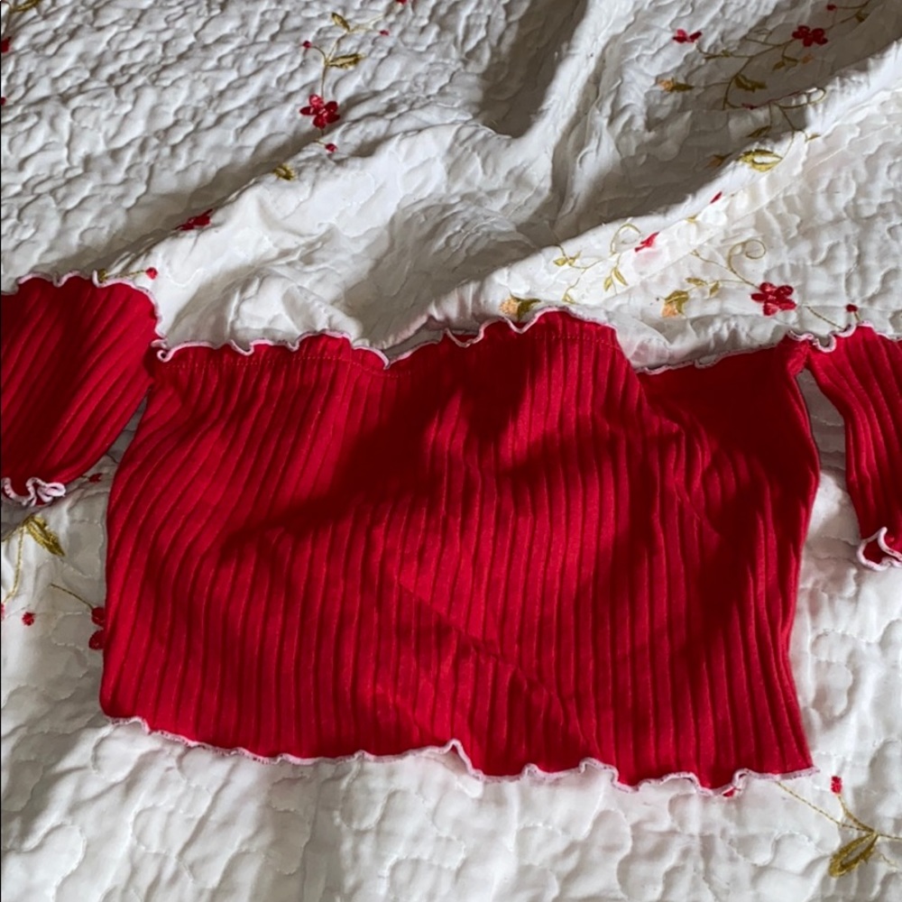 Red ribbed lettuce cut off the shoulder crop top